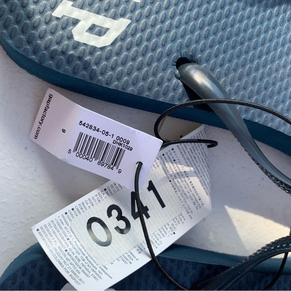 GAP Womens Blue Flip Flops size 9 NWT - Picture 2 of 3